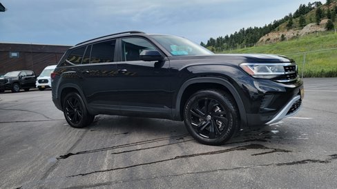 Used 2023 Volkswagen Atlas SE w/ Black Wheel Package image 4