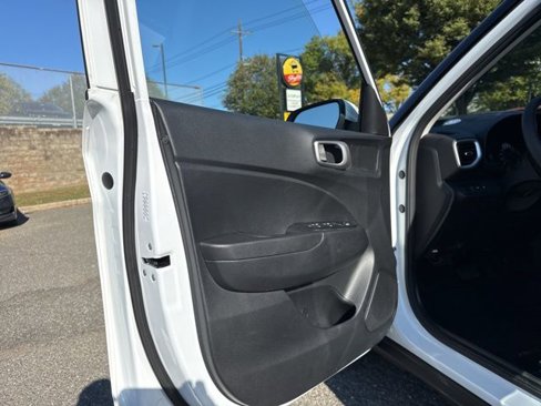 Certified 2022 Hyundai Venue SE image 33
