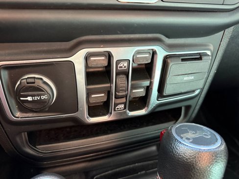 Used 2019 Jeep Wrangler Unlimited Sahara image 33