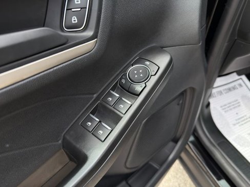 Used 2022 Ford Escape SE w/ Cold Weather Package image 18