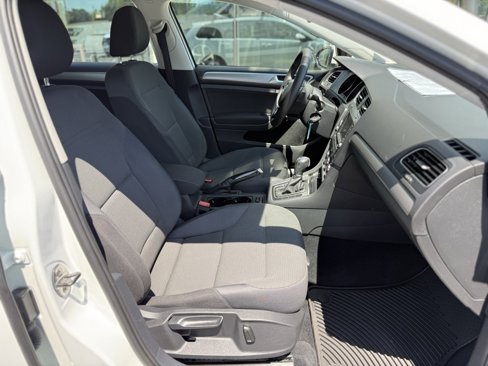 Used 2017 Volkswagen Golf SportWagen image 18