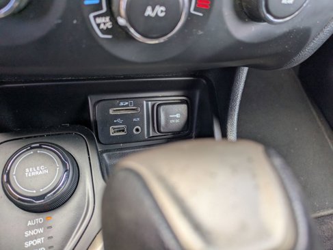 Used 2016 Jeep Cherokee Sport image 24