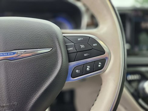 Used 2021 Chrysler Pacifica Limited w/ Premium & Safety Sphere Group image 27