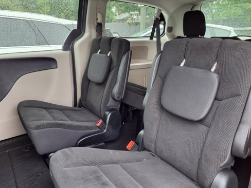 Used 2018 Dodge Grand Caravan SE w/ UConnect Hands-Free Group image 5