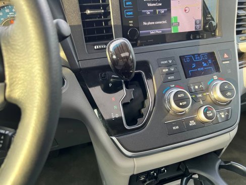 Used 2017 Toyota Sienna XLE image 29