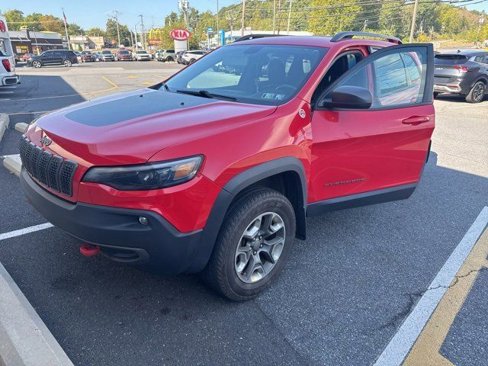 Used 2019 Jeep Cherokee Trailhawk image 3
