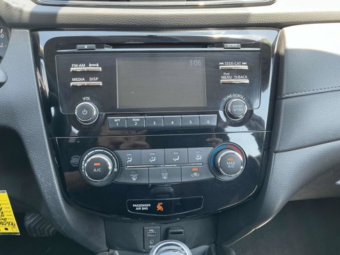 Used 2017 Nissan Rogue S image 18