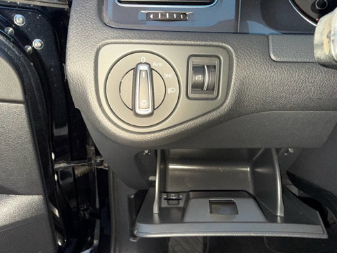 Used 2016 Volkswagen e-Golf SEL Premium w/ Driver Assistance Package image 33