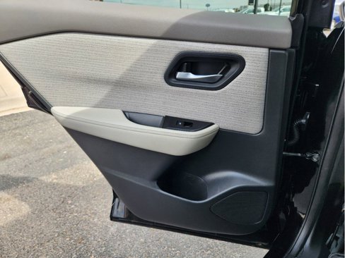 Used 2023 Nissan Rogue SV image 13