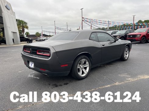 Used 2015 Dodge Challenger SXT image 3