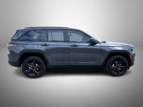 Used 2024 Jeep Grand Cherokee Altitude image 4