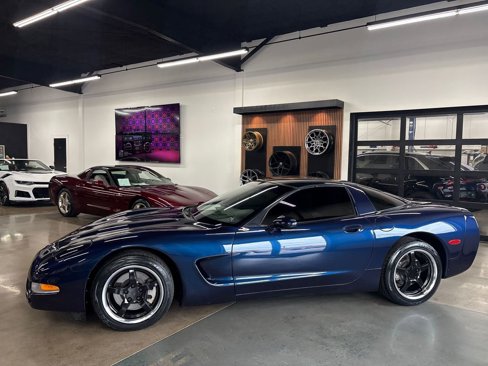 Used 2000 Chevrolet Corvette Coupe w/ Roof Pkg image 3