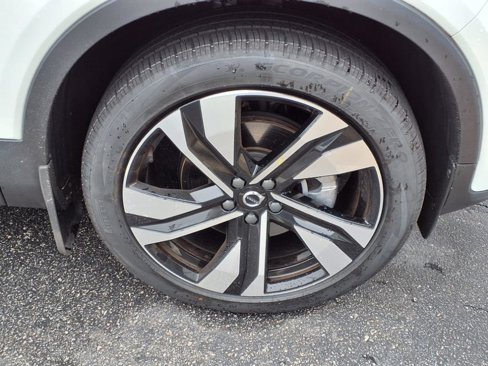 Certified 2024 Volvo XC40 B5 Plus w/ Protection Package Premier image 11