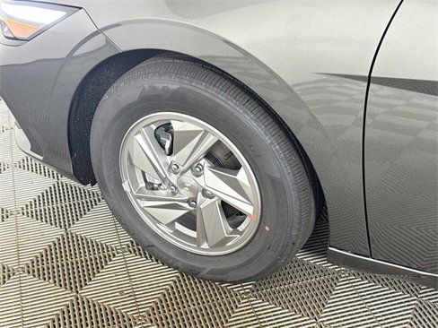 New 2025 Hyundai Elantra SE image 3