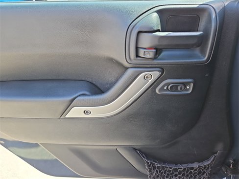 Used 2016 Jeep Wrangler Unlimited Sahara w/ Connectivity Group image 15