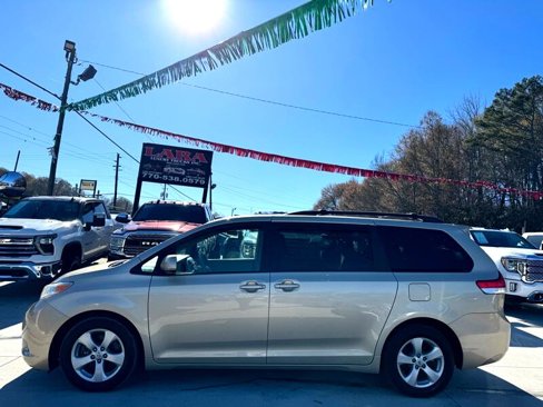 Used 2014 Toyota Sienna LE image 4