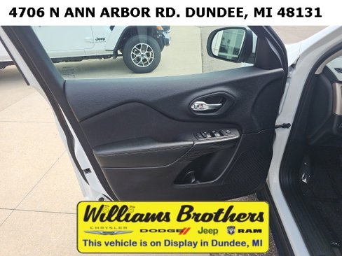 Used 2017 Jeep Cherokee Latitude w/ Cold Weather Group image 13