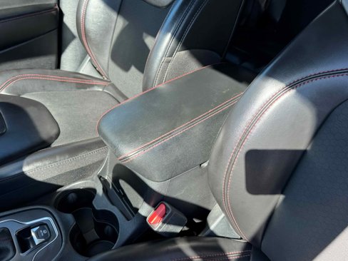 Used 2020 Jeep Cherokee Trailhawk w/ Comfort/Convenience Group image 27