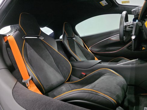 Used 2023 McLaren Artura image 17