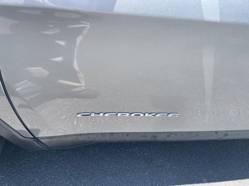 Used 2015 Jeep Cherokee Sport image 6
