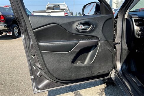 Used 2019 Jeep Cherokee Limited w/ Luxury Group image 24