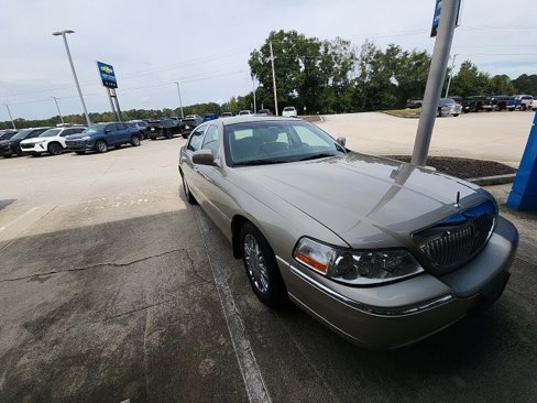 Used 2010 Lincoln Town Car Signature Limited image 13