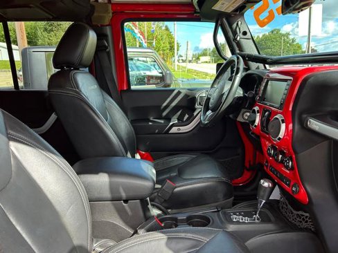 Used 2016 Jeep Wrangler Unlimited Rubicon w/ Connectivity Group image 22