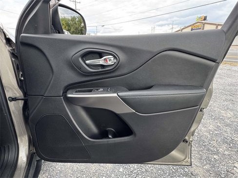 Used 2019 Jeep Cherokee Latitude Plus w/ Comfort/Convenience Group image 13