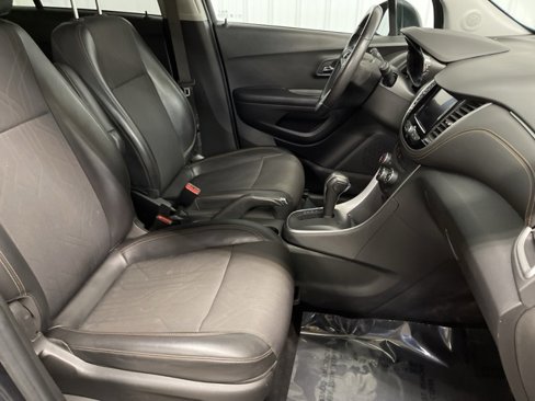 Used 2021 Chevrolet Trax LT w/ LT Convenience Package image 19