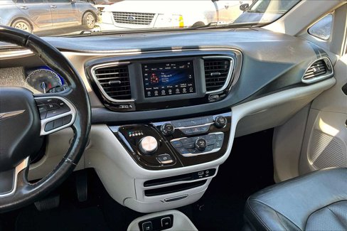 Used 2020 Chrysler Pacifica Touring-L image 6