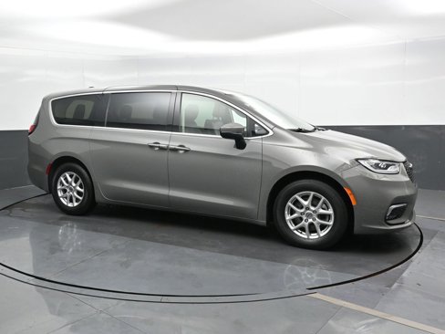 Used 2023 Chrysler Pacifica Touring-L image 7
