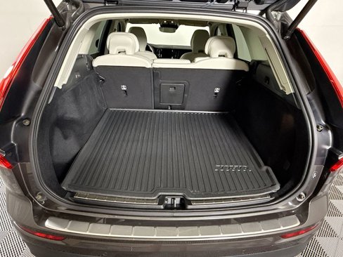 Used 2021 Volvo XC60 T5 Momentum w/ Premium Package image 26
