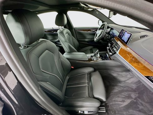 Used 2019 BMW 530e xDrive w/ Executive Package image 28