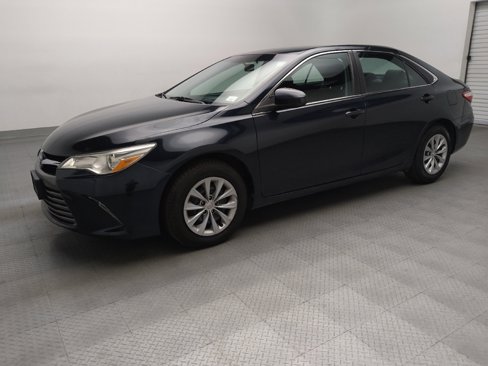 Used 2016 Toyota Camry LE image 2