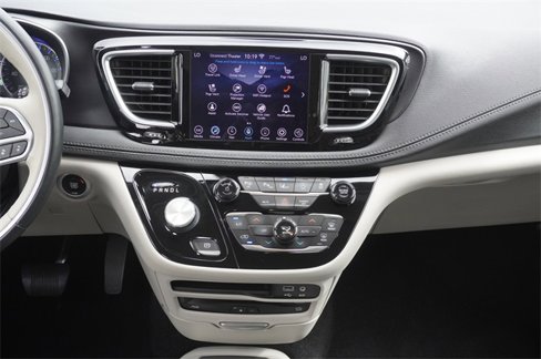 Used 2020 Chrysler Pacifica Limited w/ Tire & Wheel Group image 3