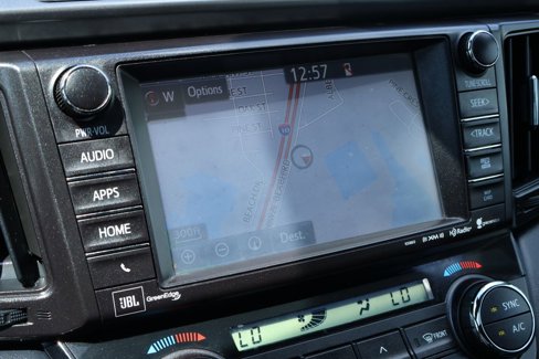 Used 2018 Toyota RAV4 SE image 3