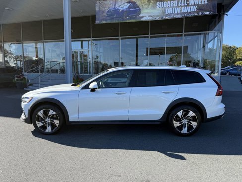 Used 2021 Volvo V60 T5 Cross Country image 2