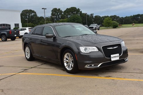 Used 2020 Chrysler 300 Touring w/ Driver Convenience Group image 3