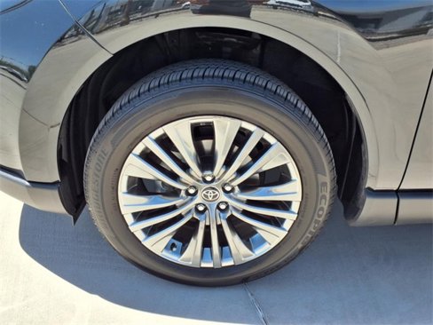 Used 2023 Toyota Venza Limited image 9