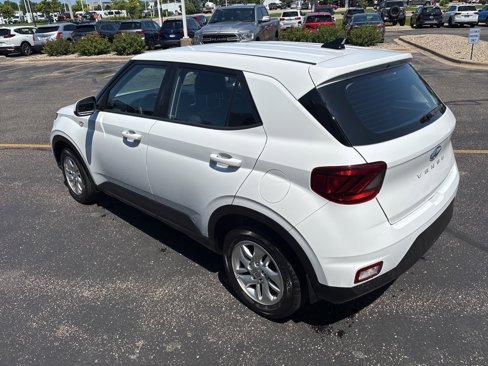 Used 2022 Hyundai Venue SE image 3