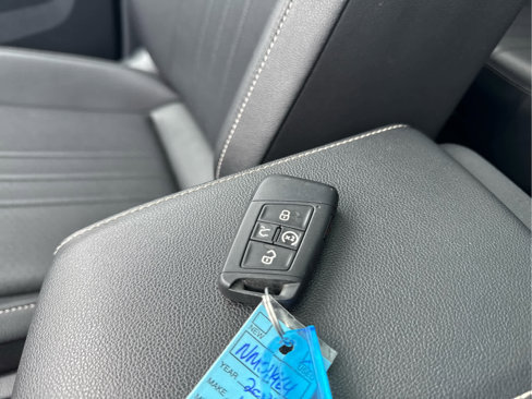 Certified 2022 Volkswagen Tiguan SE R-Line image 30