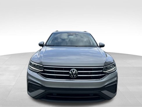 Used 2024 Volkswagen Tiguan SE image 3