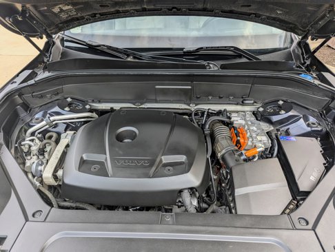Used 2016 Volvo XC90 T8 Momentum w/ Vision Package image 17