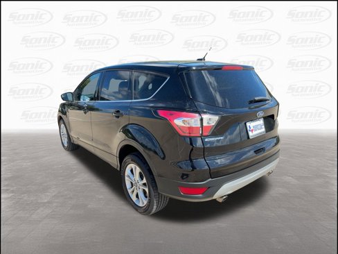 Used 2017 Ford Escape SE image 3