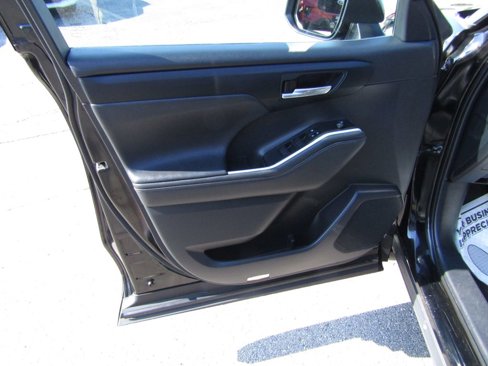 Used 2021 Toyota Highlander XLE image 12