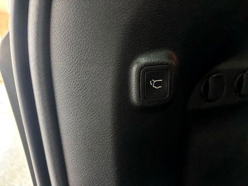 Used 2019 Jeep Cherokee Limited image 31