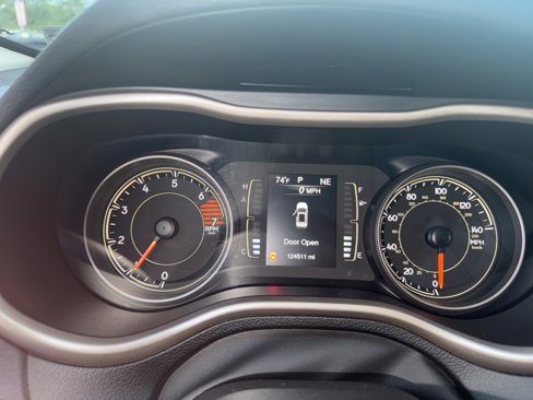 Used 2017 Jeep Cherokee Sport image 4