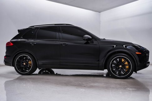 Used 2016 Porsche Cayenne Turbo S image 9
