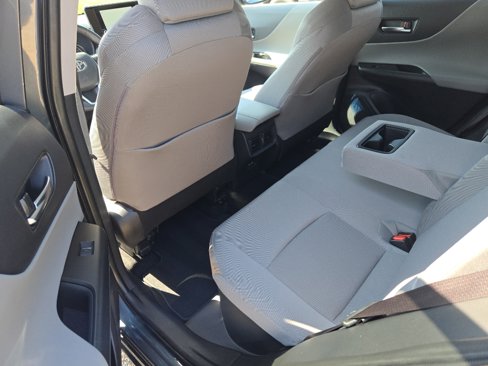 Used 2023 Toyota Venza LE image 14