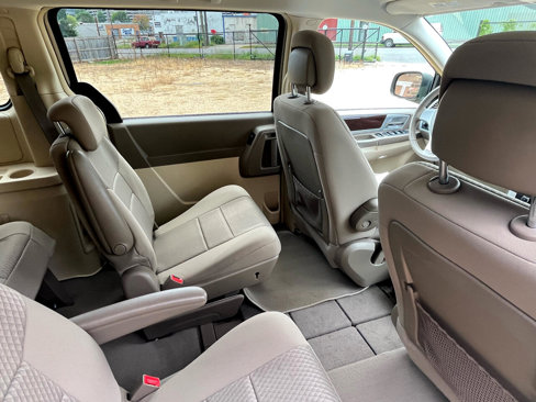 Used 2010 Chrysler Town & Country Touring image 50